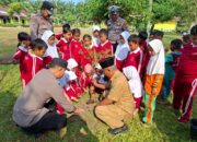 Upaya Melestarikan Alam, Polsek Kunto Darusalam Praktekan Penghijauan Disekolah