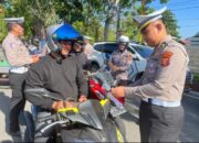 Satlantas Kampar Warnai Hut RI ke – 80 , 75 Bendera Dibagikan Lewat Gerakan Polantas Menyapa