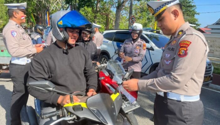 Satlantas Kampar Warnai Hut RI ke – 80 , 75 Bendera Dibagikan Lewat Gerakan Polantas Menyapa