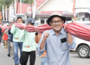 Meriahkan Pacu Jalur, Bendera Merah Putih Sepanjang 2Km Hiasi Arena Tepian Narosa Kuansing