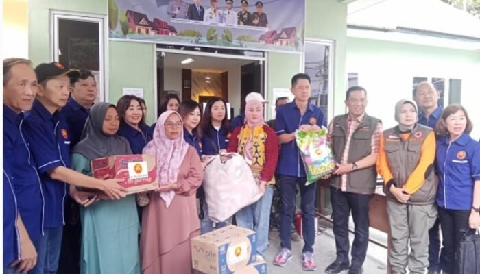 Peduli Sesama, Kin Men Riau Serahkan Bantuan Hingga ke Pengungsian