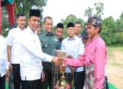 Angkat Miniatur Rumah Adat, Pak Zukirman dkk Juara Lomba Sampan Hias