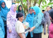 TP PKK Kampar Tuntaskan Hari Ketiga Gerakan Pangan Murah, Ketua TP PKK Turun Langsung Berbagi untuk Lansia di Pasir Sialang