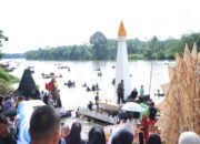 Mewakili Bupati Kampar , Camat Bangkinang Bersama Forkopimcam Lepas 8 Sampan Hias di Acara Balimau Kasai