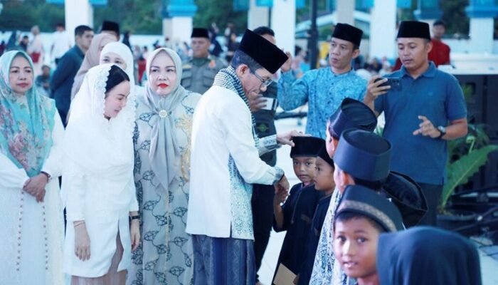 Buka Puasa Bersama di Masjid Agung Batam, Amsakar-Li Claudia Santuni 1.200 Anak Yatim