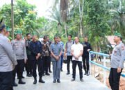 Akses Vital, Bupati Kampar Dampingi Kapolda Riau Tinjau Langsung Pembangunan Jembatan Presisi Polri di Desa Lubuk Agung XIII Koto Kampar.