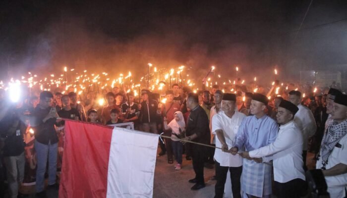 Berlangsung Meriah, Wako Pekanbaru Lepas Takbir Akbar Jalan Kaki 1000 Obor