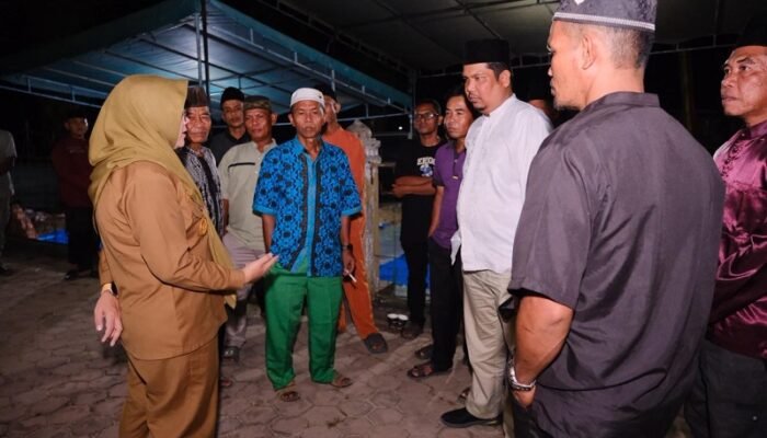 Lewati Jalan Berdebu, Bupati Siak Tegaskan Komitmen Layani Warga Pedalaman