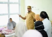 Sentuhan Bupati Inhu di Tengah KLB, Biaya Pasien Ditanggung Pemerintah
